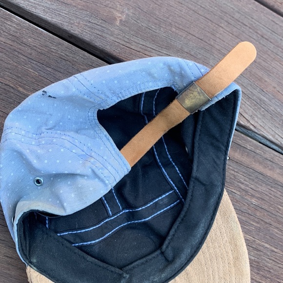 Ambiguous hat - Picture 2 of 3